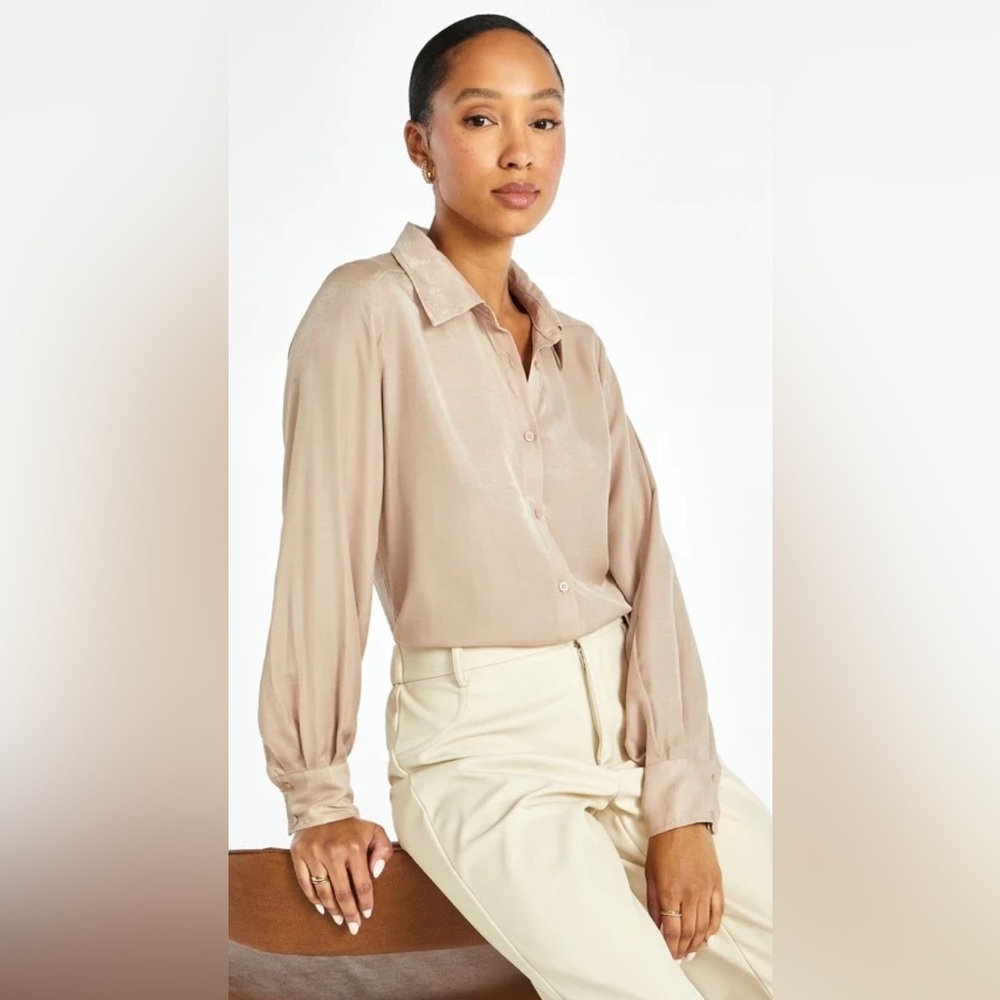 JustFab Womens Beige Shimmer Long Sleeve Button Down Blouse Size M NWT